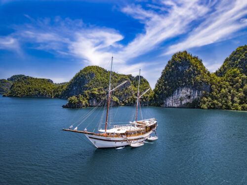 Raja Ampat Liveaboard on a Budget: Exploring Paradise without Breaking the Bank