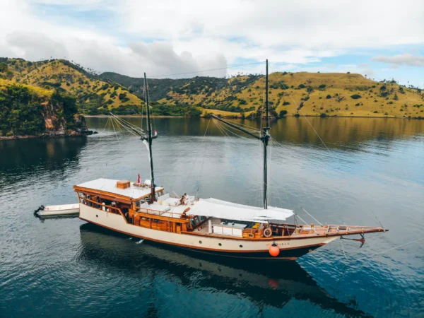 After the Crowds: What a Komodo Liveaboard Reveals at Night